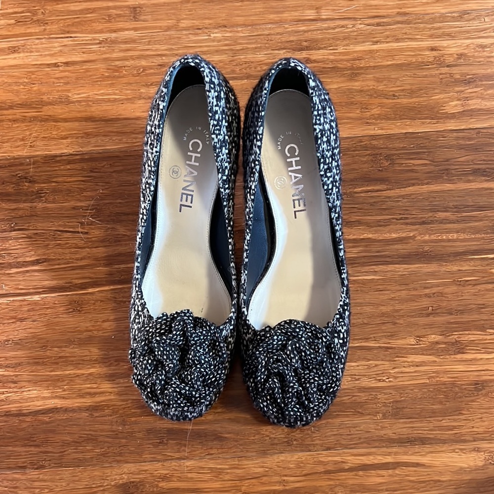 Authentic Chanel Camilla Tweed Pump Heels - Picture 4 of 11